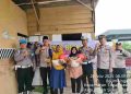 Kapolsek dan Personel Tanah Jawa Jum’at Berkah Bagikan Sembako ke Warga Kurang Mampu