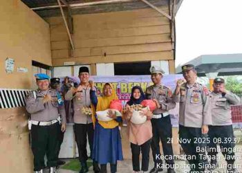 Kapolsek dan Personel Tanah Jawa Jum’at Berkah Bagikan Sembako ke Warga Kurang Mampu