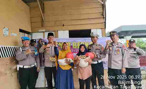 Kapolsek dan Personel Tanah Jawa Jum’at Berkah Bagikan Sembako ke Warga Kurang Mampu