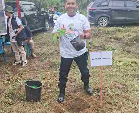 Polsek Parapat Gelar Kegiatan Menanam Pohon 2025, Cegah Longsor dan Banjir di Girsang