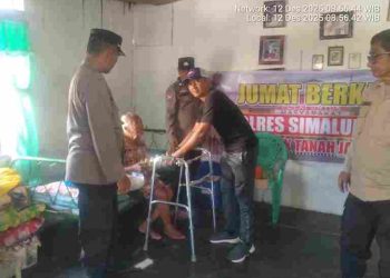 Jumat Berkah, Polsek Tanah Jawa Bagikan Sembako ke Warga Kurang Mampu, Wujud Polri Peduli dan Dekat dengan Rakyat