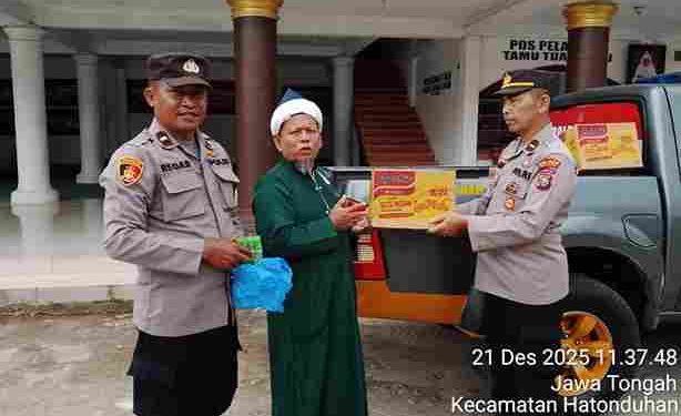 Polsek Tanah Jawa Peduli Korban Bencana, Salurkan Bantuan Lewat Tuan Guru Batak
