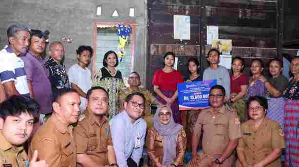 Sampaikan Belasungkawa, Bupati Dairi Kunjungi Keluarga Korban Tabrakan Sibolangit, Ahli Waris Terima Bantuan Beasiswa